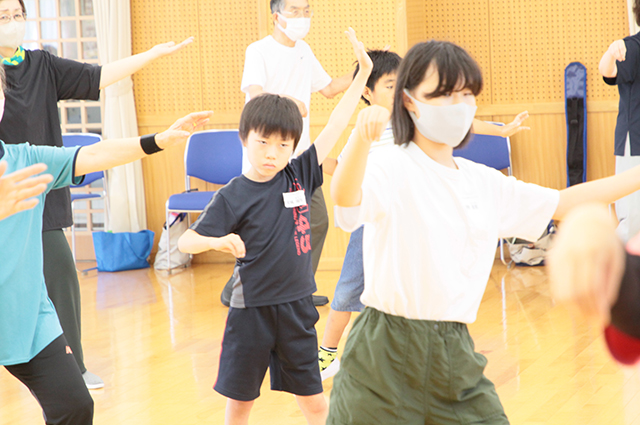 夏休み子ども講座「ゆっくりに見える太極拳にチャレンジ！」の写真