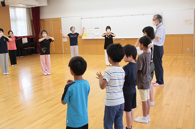 夏休み子ども講座「ゆっくりに見える太極拳にチャレンジ！」の写真