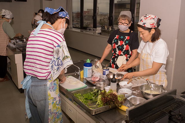 国際交流料理講座「本場のベトナム家庭料理に挑戦！」の写真