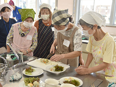 協力し、実際に料理する参加者たち