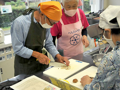 フレイル予防料理教室で調理する参加者の写真