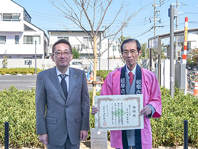 感謝状を手にする川島会長と浅野市長