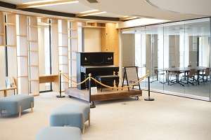 市役所2階でのアンティークピアノの展示風景写真