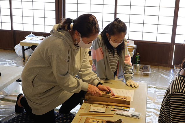 自然体験塾「かんなで削る木の箸づくり」の写真