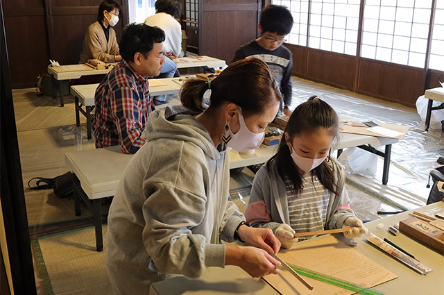 自然体験塾「かんなで削る木の箸づくり」の写真