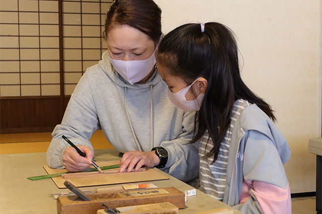 自然体験塾「かんなで削る木の箸づくり」の写真