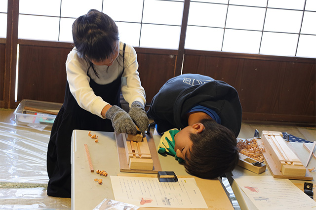 自然体験塾「かんなで削る木の箸づくり」の写真