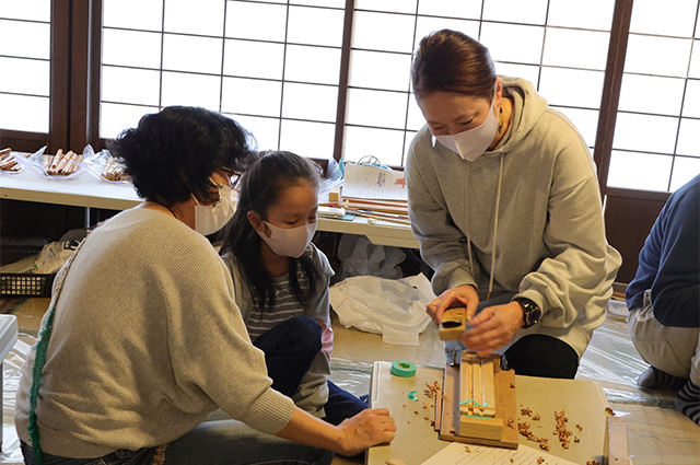 自然体験塾「かんなで削る木の箸づくり」の写真