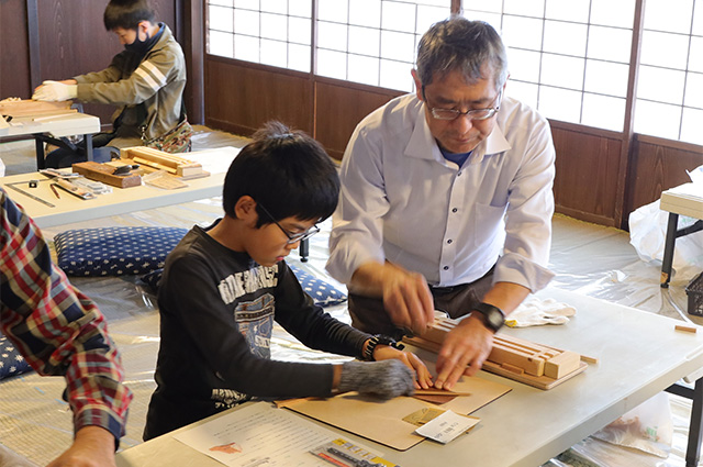 自然体験塾「かんなで削る木の箸づくり」の写真