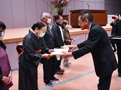浅野市長が達成者に賞状を手渡している写真