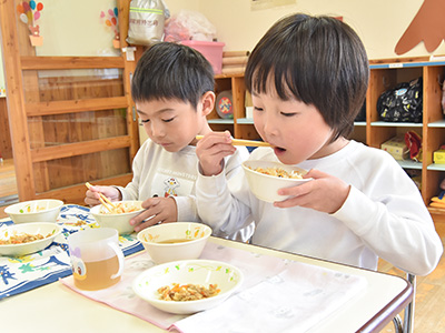 給食を食べる園児