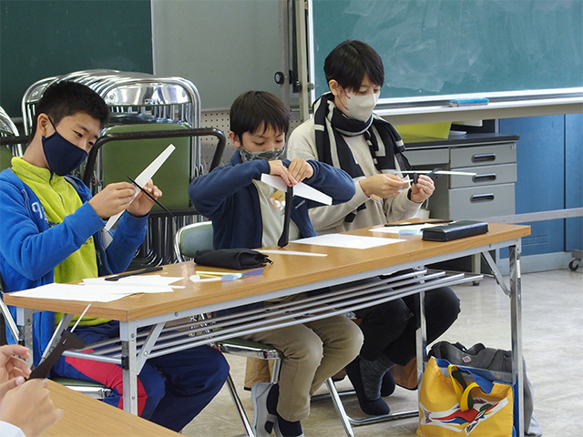 各務野科学ラボ「手作り飛行機を飛ばそう！」の写真