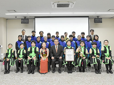 各務野さくらマーチングバンドと東海学院大学ジュニアマーチングバンドの記念写真