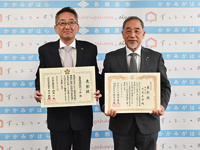 可兒さんと浅野市長が賞状を持っている写真