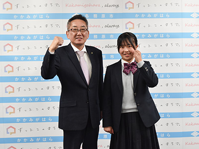 浅野市長とガッツポーズをしている写真