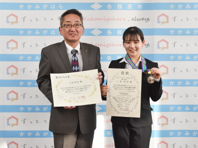 上村さんと浅野市長が賞状を持っている写真