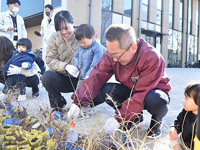 苗木を植樹する親子と浅野市長