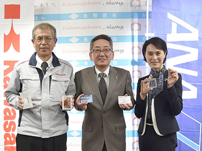 ANA江島支店長と川崎重工須藤ディビジョン長と浅野市長の記念写真