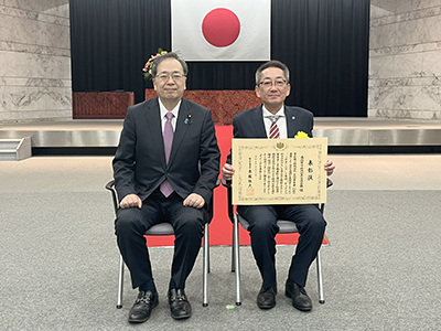 表彰状を手にした浅野市長と国土交通大臣の写真
