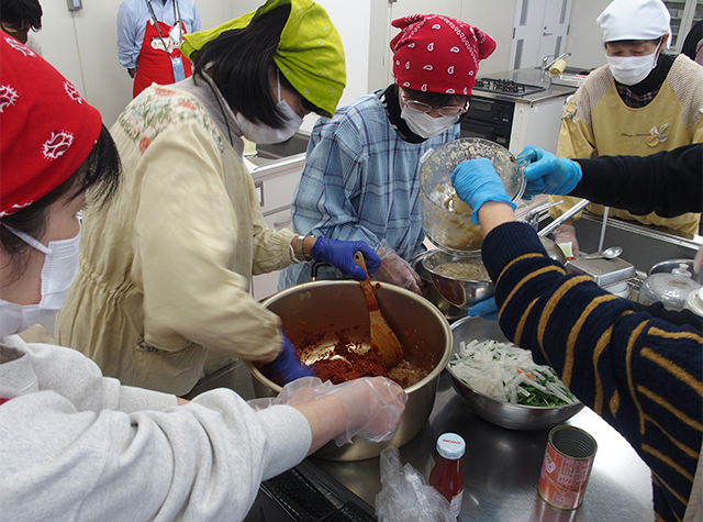 各務原キムチ漬け講習会「きざみ白菜キムチの漬け方」の写真