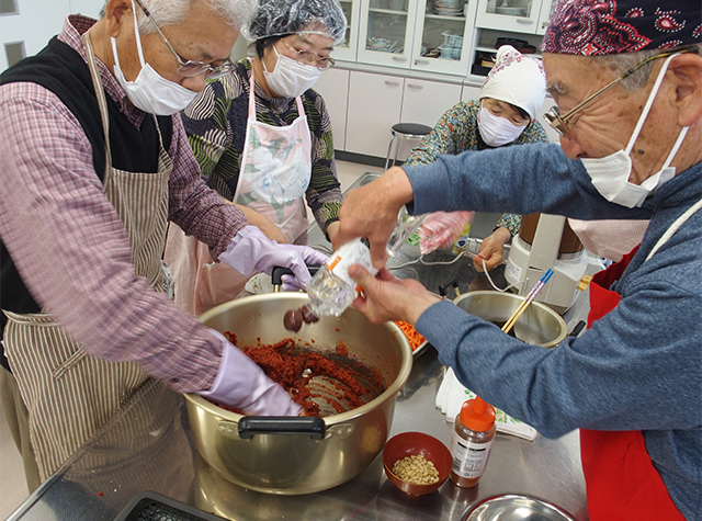 各務原キムチ漬け講習会「きざみ白菜キムチの漬け方」の写真