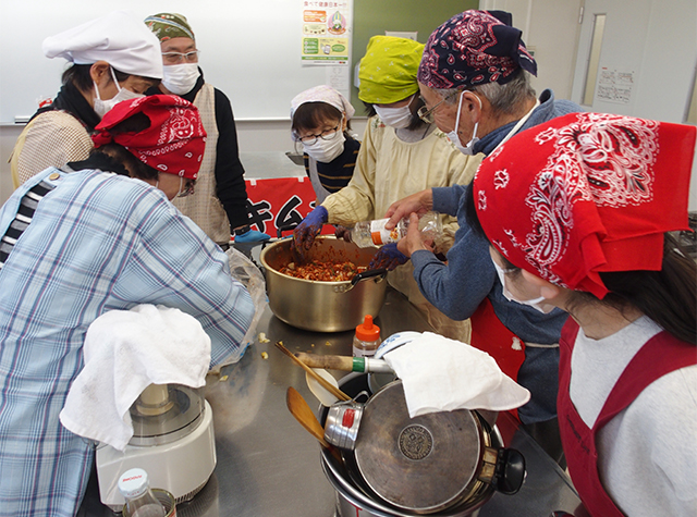 各務原キムチ漬け講習会「きざみ白菜キムチの漬け方」の写真