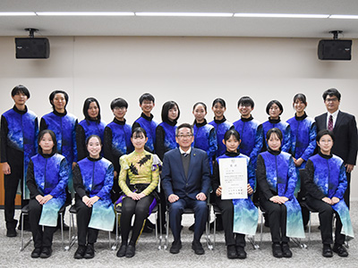 浅野市長と東海学院大学Jr.マーチングバンドの集合写真