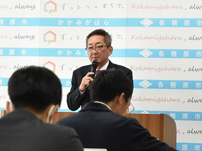 会見で10大ニュースを発表する浅野市長の写真