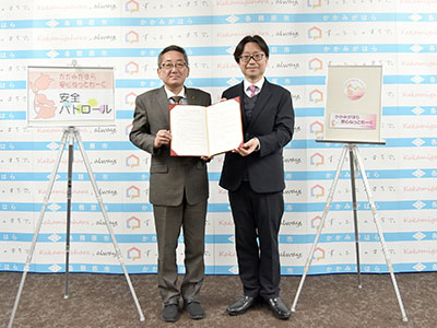 協定書を持つ浅野市長とシニアクリエイトの小林部長の写真