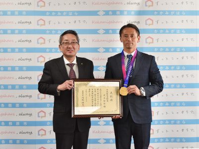 足立選手と浅野市長が賞状を持っている写真