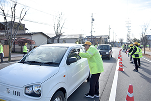 交通安全運動のようすの写真