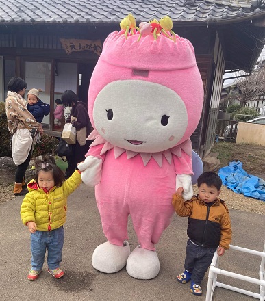 子どもと触れ合うマスコットキャラクター