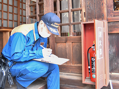 消火器の確認を行う消防職員