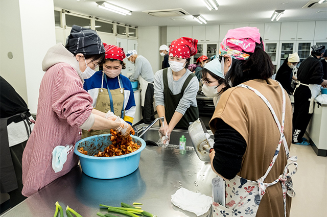 各務原キムチ漬け講習会「カクテキキムチの漬け方」の写真