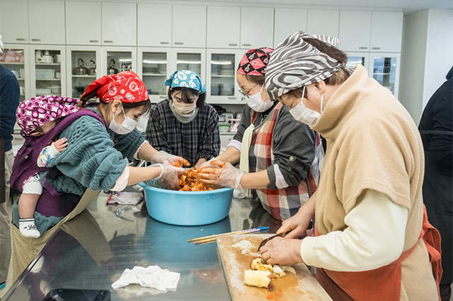 各務原キムチ漬け講習会「カクテキキムチの漬け方」の写真