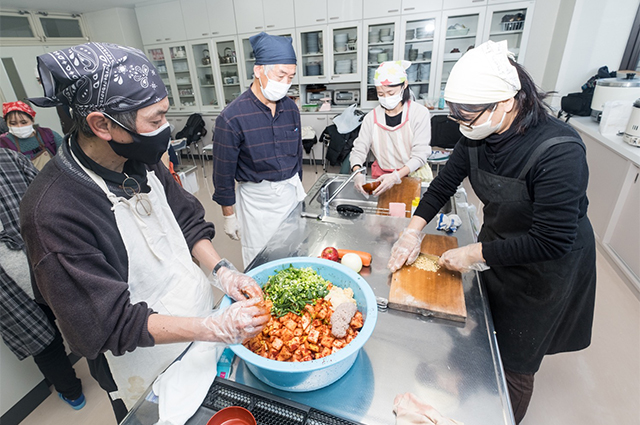 各務原キムチ漬け講習会「カクテキキムチの漬け方」の写真