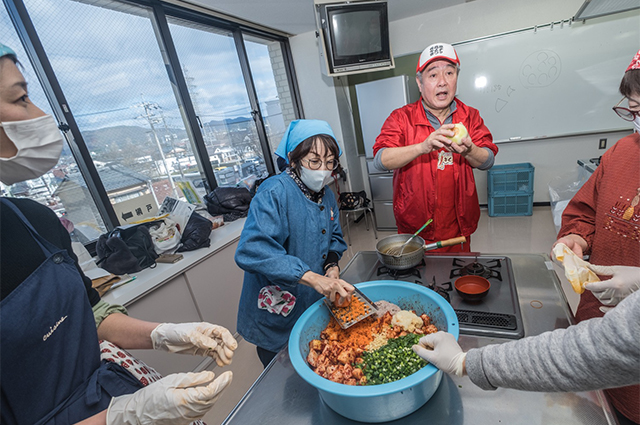 各務原キムチ漬け講習会「カクテキキムチの漬け方」の写真