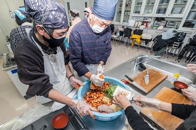 各務原キムチ漬け講習会「カクテキキムチの漬け方」の写真