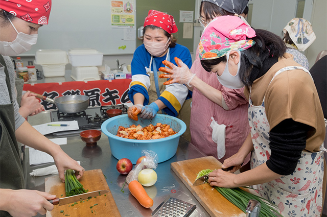 各務原キムチ漬け講習会「カクテキキムチの漬け方」の写真