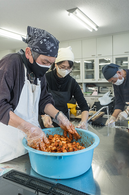 各務原キムチ漬け講習会「カクテキキムチの漬け方」の写真