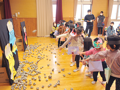 豆まきをする園児の写真