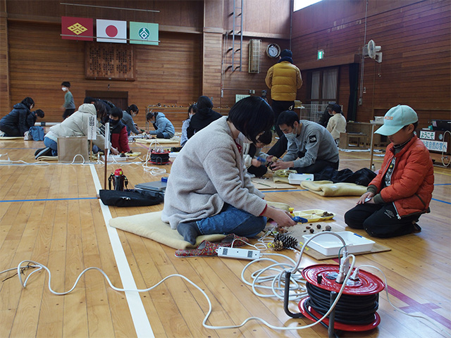 親子で挑戦！クラフト体験の写真