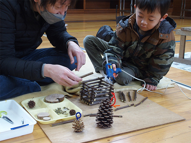 親子で挑戦！クラフト体験の写真