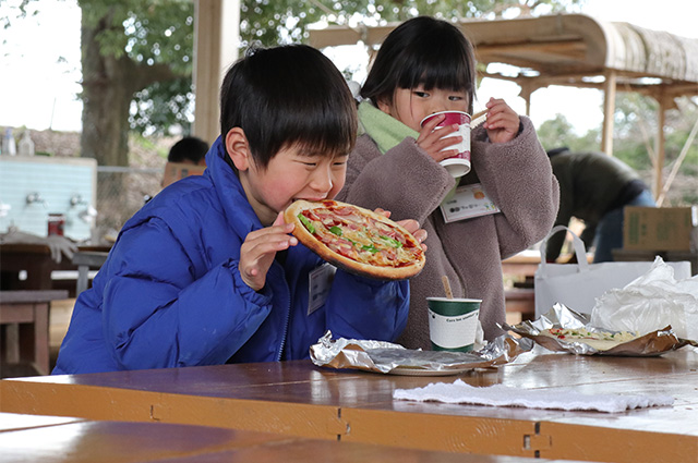 親子で楽しもう！手作りダンボール窯でピザ焼き体験の写真