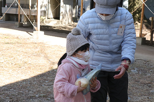 親子で楽しもう！手作りダンボール窯でピザ焼き体験の写真