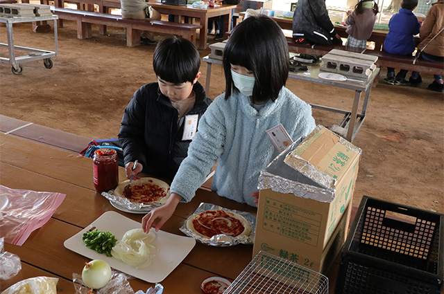 親子で楽しもう！手作りダンボール窯でピザ焼き体験の写真