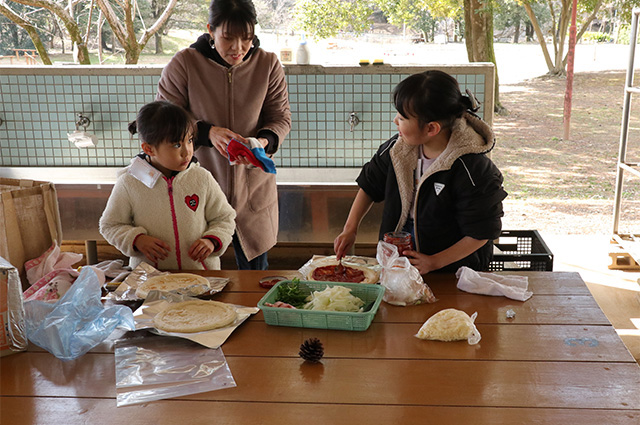 親子で楽しもう！手作りダンボール窯でピザ焼き体験の写真