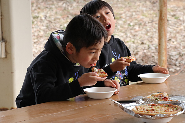 親子で楽しもう！手作りダンボール窯でピザ焼き体験の写真