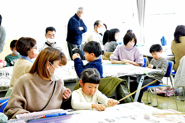 舞い上がれ！親子で凧作りの写真