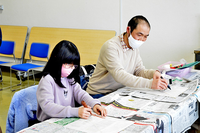 舞い上がれ！親子で凧作りの写真